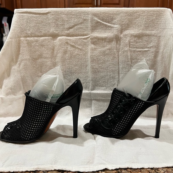 Manolo  Blahnik 4.5” Black Netting Shoe Sz 6 - Picture 2 of 9